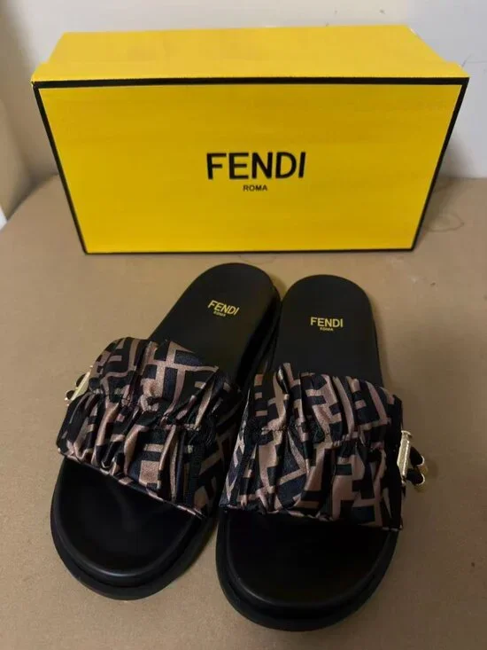 Women's Fendi slides - Picture 2 of 5